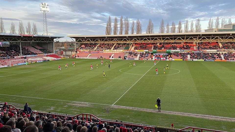 Wrexham corre contra o tempo com gramado para a Championship
