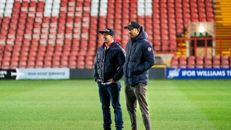 Wrexham Aciona Plano B: Ryan e Rob Seduzem Alvos para a Championship